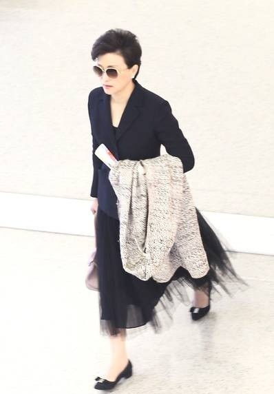 楊瀾越活越年輕,學小姑娘穿紗裙不算什么,頭上一撮藍毛才搶鏡