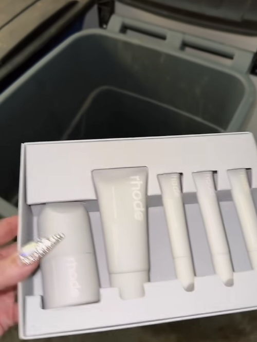 組圖 j姐評價海莉產(chǎn)品無聊 并扔進垃圾桶以表示支持賽琳娜