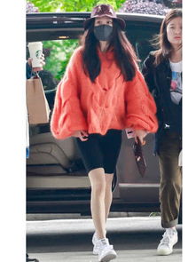 楊冪大玩混季穿搭,毛衣配健美褲,網(wǎng)友 看完想減肥